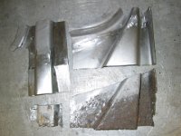 IMG_0182 Leider gab es diese Bleche nicht neu, daher die rostigen Bereiche (unten) herausgetrennt und neu aufgebaut.