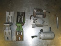 IMG_0345 Motorhaubenscharnier und Benzinpumpe